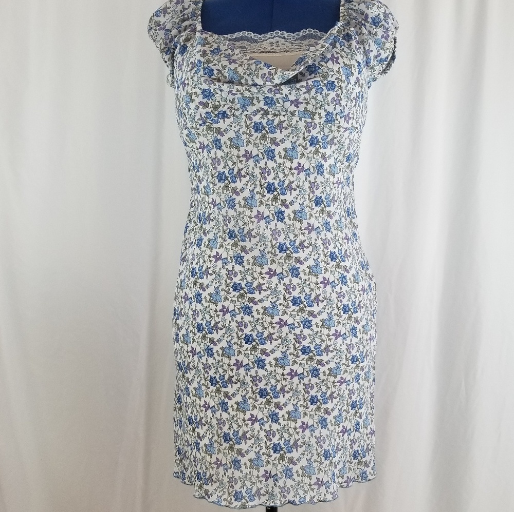 Women size 12 Blue/Purple flower Dress w/lining
